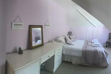 تختخواب و صبحانه Healing Waters Sanctuary For Exclusive Private Hire And Self Catering Board, Vegetarian, Alcohol & W