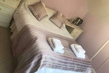 تختخواب و صبحانه Healing Waters Sanctuary For Exclusive Private Hire And Self Catering Board, Vegetarian, Alcohol & W