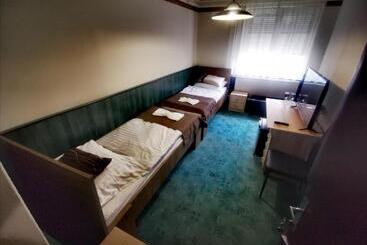 مبيت وإفطار Komplex  Rendezvénytermek Panzió Apartman Irodák