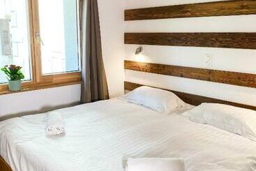 تختخواب و صبحانه La Baraka Hostel