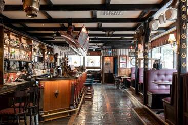 هتل Bishops Arms Koping