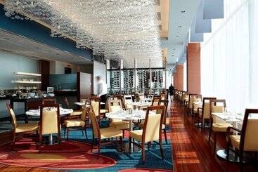 هتل Marriott Montreal Airport In Terminal