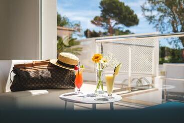 هتل Triton Beach