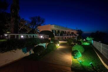 هتل Villa Ireos