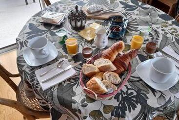تختخواب و صبحانه La Charme