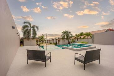 هتل Akard Private Villas Sattahip