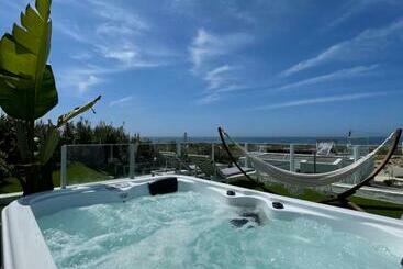 تختخواب و صبحانه We Surf House
