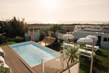 تختخواب و صبحانه We Surf House
