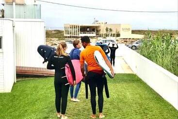 تختخواب و صبحانه We Surf House