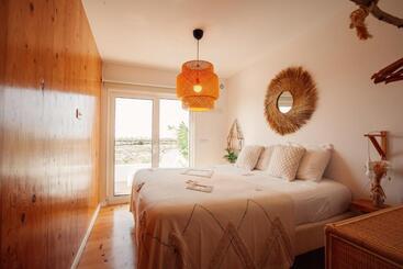 تختخواب و صبحانه We Surf House