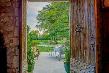 تختخواب و صبحانه Bastide De Bellegarde