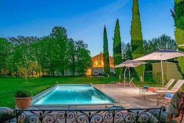 تختخواب و صبحانه Bastide De Bellegarde