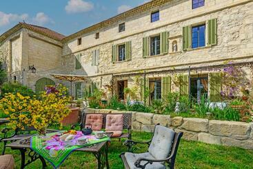 تختخواب و صبحانه Bastide De Bellegarde