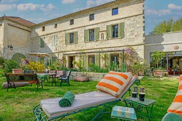 تختخواب و صبحانه Bastide De Bellegarde