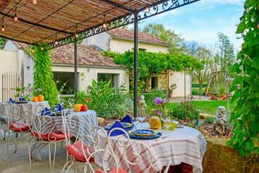 تختخواب و صبحانه Bastide De Bellegarde