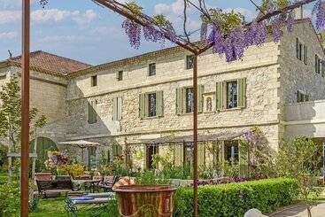 تختخواب و صبحانه Bastide De Bellegarde