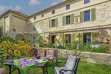 تختخواب و صبحانه Bastide De Bellegarde