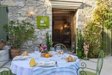 تختخواب و صبحانه Bastide De Bellegarde