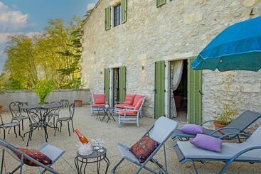 تختخواب و صبحانه Bastide De Bellegarde