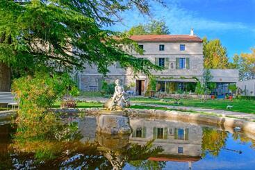 تختخواب و صبحانه Bastide De Bellegarde