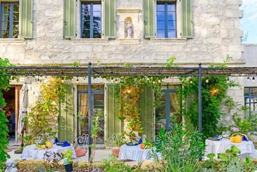 تختخواب و صبحانه Bastide De Bellegarde