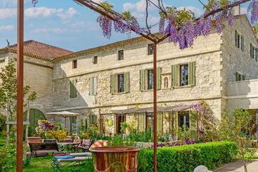 تختخواب و صبحانه Bastide De Bellegarde