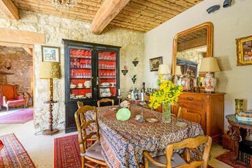 تختخواب و صبحانه Bastide De Bellegarde