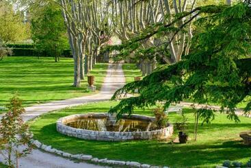 تختخواب و صبحانه Bastide De Bellegarde