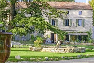 تختخواب و صبحانه Bastide De Bellegarde