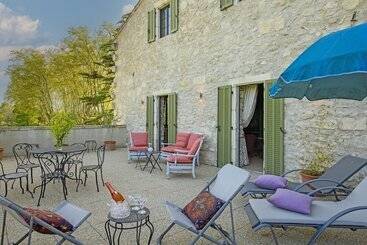 تختخواب و صبحانه Bastide De Bellegarde