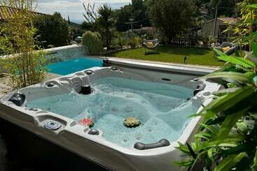 ベッドアンドブレックファースト Suite Romantique Le Temps D Un Instant Loveroom Hammam Jacuzzi Piscine