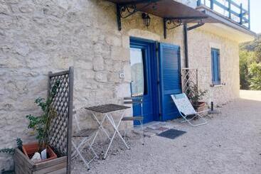 تختخواب و صبحانه La Casa Dalle Finestre Blu