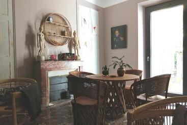 تختخواب و صبحانه La Maison Hilarion