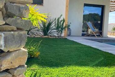 تختخواب و صبحانه Le Pool House