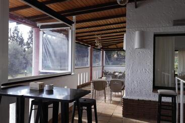 هتل Hostal Restaurante Benalup Golf