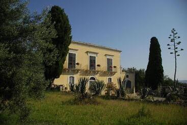 هتل Agriturismo Baglio Calanchi