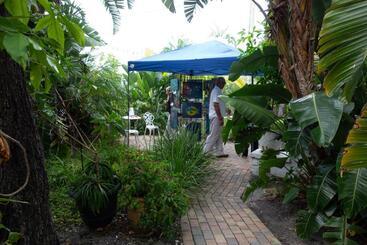 هتل Manatee Palms
