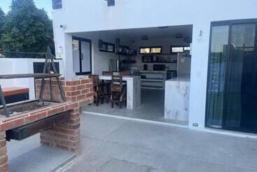 پانسیون Casa Arrecife Tortuga 3, Beach Is Steps Away! Fast Internet, Private Cozy Room!