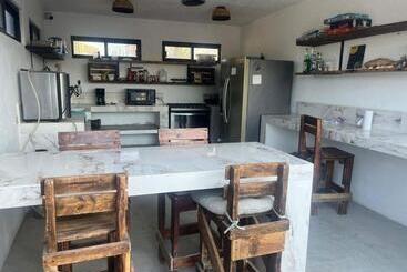 پانسیون Casa Arrecife Tortuga 3, Beach Is Steps Away! Fast Internet, Private Cozy Room!