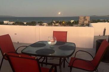 پانسیون Casa Arrecife Tortuga 3, Beach Is Steps Away! Fast Internet, Private Cozy Room!