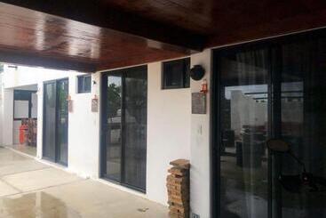 پانسیون Casa Arrecife Tortuga 3, Beach Is Steps Away! Fast Internet, Private Cozy Room!