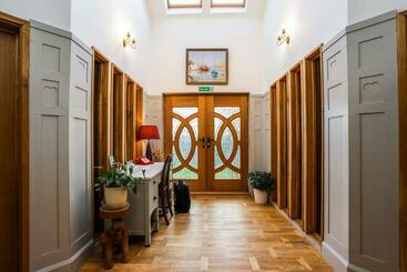 تختخواب و صبحانه Crackin View Guest House