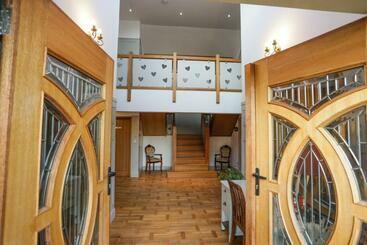 تختخواب و صبحانه Crackin View Guest House