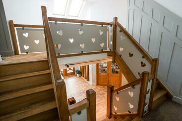 تختخواب و صبحانه Crackin View Guest House