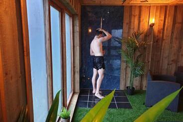 تختخواب و صبحانه Crackin View Guest House