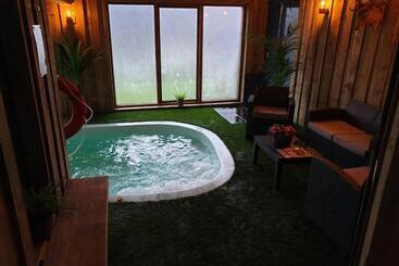 تختخواب و صبحانه Crackin View Guest House