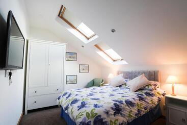 تختخواب و صبحانه Crackin View Guest House