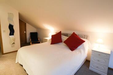 تختخواب و صبحانه Crackin View Guest House