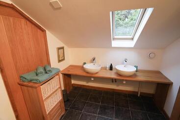 تختخواب و صبحانه Crackin View Guest House