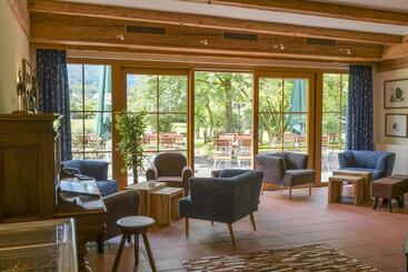 هتل Gutshof Wolfgangsee Resort & Event